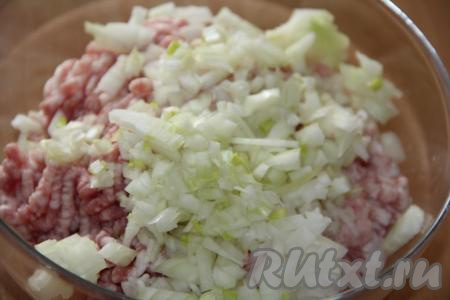 Одну луковицу почистить, мелко нарезать, добавить к фаршу.