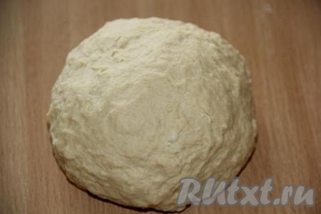 Замесить мягкое тесто. Поместить тесто в пакет и убрать в холодильник на 1 час.