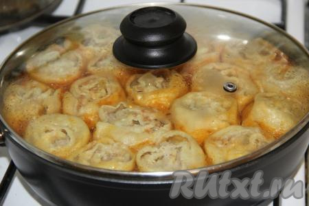 Накрыть сковороду крышкой, поставить на огонь. После закипания соуса уменьшить огонь и готовить блюдо на небольшом огне минут 20.