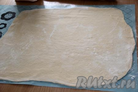 На припылённой мукой поверхности раскатать тесто тонко в квадрат.