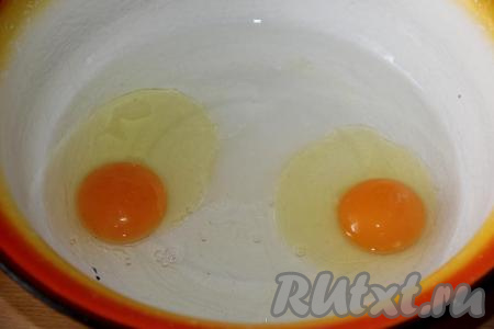 Вначале замесим тесто, для этого нужно в миску влить холодную воду, добавить яйца и соль.