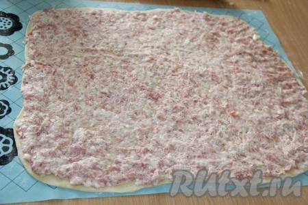 Выложить фарш на тесто и равномерно распределить по всей поверхности.
