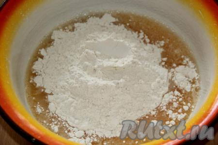 Всыпать муку.