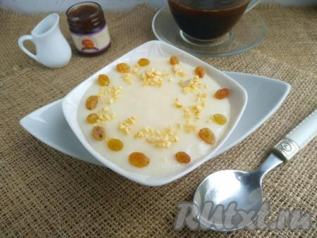 А можно сделать её внешний вид и вкус более интересными, добавив, например, измельчённый кешью и предварительно ошпаренный и обсушенный изюм.