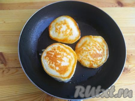 Оладьи перевернуть и продолжить готовить на среднем огне до румяности (примерно, 1-2 минуты). Затем накрыть сковороду крышкой, огонь убавить до минимума и готовить 2 минуты под крышкой.