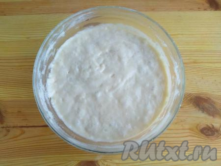 За это время тесто покроется пузырьками, больше его перемешивать не нужно.