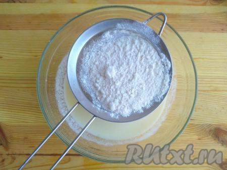 Всыпать 140 грамм просеянной муки, перемешать лопаткой (или ложкой). Тесто должно получиться густым, тягучим, однородным.