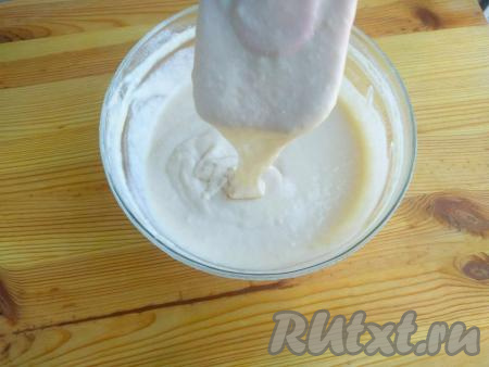 Тесто должно стекать с лопатки широкой лентой и оставлять недолгие следы на поверхности. Густота теста во многом зависит от качества муки и густоты йогурта, поэтому если тесто получилось недостаточно густым, тогда добавьте немного муки.