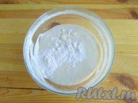 Всыпать разрыхлитель, перемешать тесто. Накрыть полотенцем и оставить на 20-30 минут при комнатной температуре.