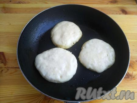 Сковороду с растительным маслом хорошо нагреть, затем с помощью столовой ложки выкладывать по 1 столовой ложке теста, формируя оладьи. Жарить оладушки на среднем огне в течение 1-2 минут (до зарумянивания).