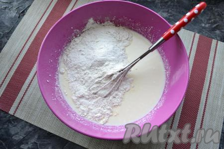 Венчиком (или, если творог крупными комками, с помощью погружного блендера) тщательно перемешать получившуюся массу, затем всыпать муку с разрыхлителем.
