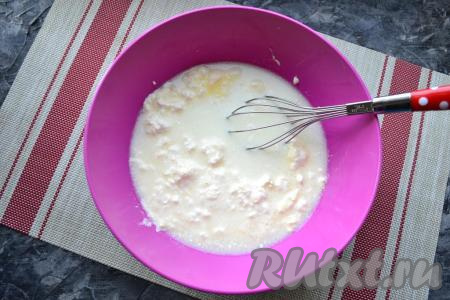 Тщательно перемешать творожно-яичную массу, всыпать соль, сахар, влить молоко (или сыворотку).