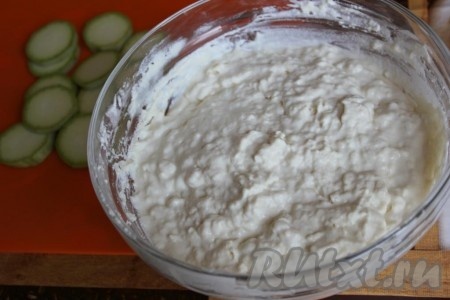 Тесто для оладий получится густым и пышным.