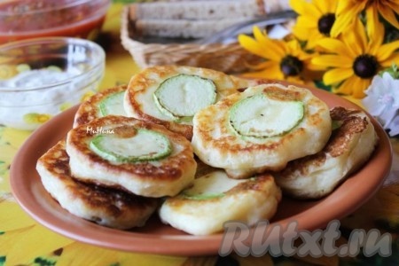 Пышные оладьи с кружочками кабачка