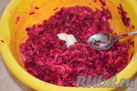 Перемешиваем наш свекольный салат с сыром и чесноком и даём ему постоять и пропитаться, примерно, 20 минут в холодильнике.