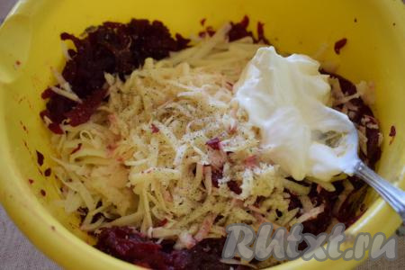 В миску к сыру и свекле добавляем чеснок, пропущенный через пресс, чёрный молотый перец, соль (соль добавляйте постепенно, так как сыр может быть достаточно солёным) и сметану (вместо сметаны в этом салате также можно использовать майонез - это дело вкуса).