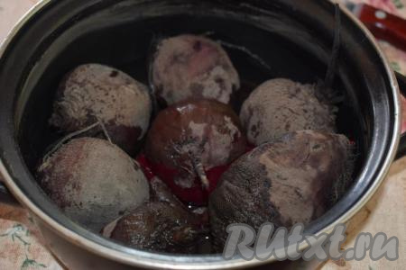 Свеклу отварить до готовности, для этого кладём вымытые корнеплоды в холодную воду и варим с момента закипания около 1,5 часов. Проверяем готовность свеклы, прокалывая её ножом (если нож легко входит в овощ, то свекла готова).