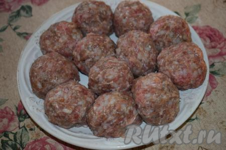 Формируем из получившегося фарша тефтели круглой формы. На одну тефтелю берём, примерно, 1,5 столовые ложки&nbsp;фарша.