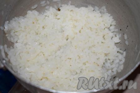 Пока настаивается фарш, 3 столовые ложки риса промываем холодной водой. Затем промытый рис выкладываем в кастрюлю, заливаем водой, ставим на огонь, слегка подсаливаем и варим с момента закипания на небольшом огне до готовности (минут 12-15).
