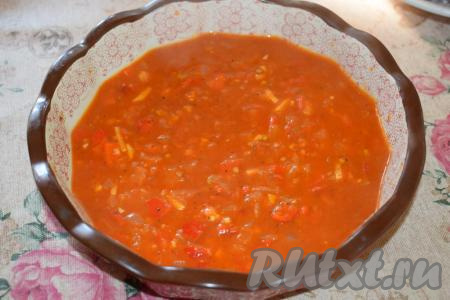 Готовую подливу выливаем в&nbsp; форму для запекания и даём немного остыть. Я использовала керамическую форму.