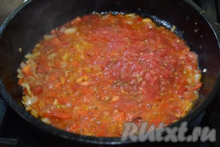 К обжаренным овощам добавляем натёртые на тёрке помидоры (или 1,5&nbsp;чайные ложки томатной&nbsp;пасты, разведённые в 50 мл воды). Доводим подливу до кипения.