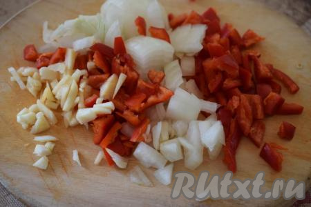 Теперь подготовим подливу. Для этого лук и чеснок очистим от кожицы, болгарский перец освободим от семян и плодоножек. Лук, перец и чеснок нарежем на кубики.