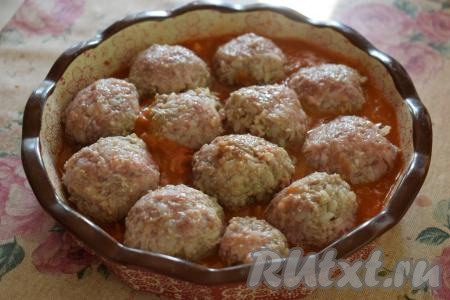 Выкладываем в форму тефтели и отправляем&nbsp;в холодную духовку. Если ваша форма металлическая, то духовку можно заранее разогреть.