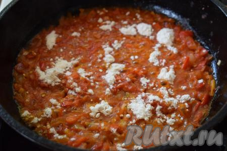 Добавляем в подливу муку, перемешиваем и на медленном огне тушим, примерно, 2 минуты.