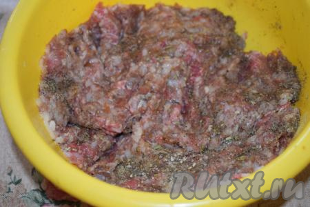 Ломтики батона замачиваем в воде на несколько минут, а затем отжимаем от лишней жидкости. Кусочки говядины, очищенную луковицу и&nbsp;отжатый&nbsp;от жидкости батон пропускаем через мясорубку. Фарш солим и перчим, добавляем специи по вкусу. Оставляем фарш пропитаться специями и солью на 20-30 минут.