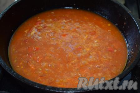 Затем вливаем в подливу 300 мл воды, даём закипеть, солим, перчим по вкусу и провариваем на небольшом огне, примерно, 3-4 минуты.