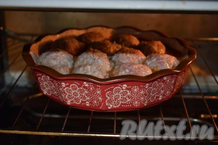 Запекаем тефтели при температуре 190-200 градусов, примерно, 30 минут.