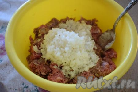 Готовый рис промываем в холодной воде, даём стечь воде, а затем выкладываем к говяжьему фаршу, тщательно перемешиваем (до однородности).