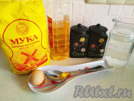 Первым делом готовим тесто для наших вареников.