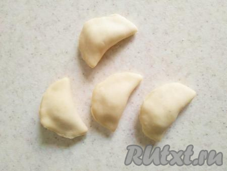 И прищипываем края каждого кружка из теста пальцами, формируя вареник. Аналогично формируем все вареники с начинкой из картошки.