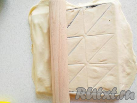 Также тонко раскатываем второй кружок и накрываем им варенницу.&nbsp;Берём скалку и аккуратно прижимаем наши вареники. Процедура очень похожа на формовку пельменей при помощи пельменницы.