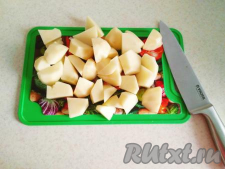 Нарезаем картошку на кубики (нарезанный картофель сварится быстрее), выкладываем в кастрюлю, полностью заливаем водой и ставим на огонь. После закипания воды добавляем соль, уменьшаем огонь и варим картошку до готовности (на это понадобится минут 15).