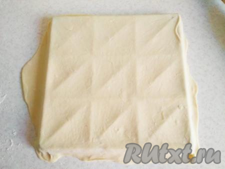 По прошествии времени тонко раскатываем первый кружок (толщиной, примерно, 2 мм) и накрываем им варенницу.