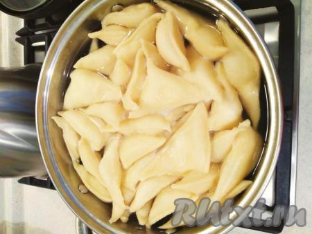 Ставим на огонь кастрюлю с водой, добавляем соль по вкусу, ждём закипания. Как только вода закипит, забрасываем вареники и варим с момента закипания на небольшом огне минут 8 (до готовности).