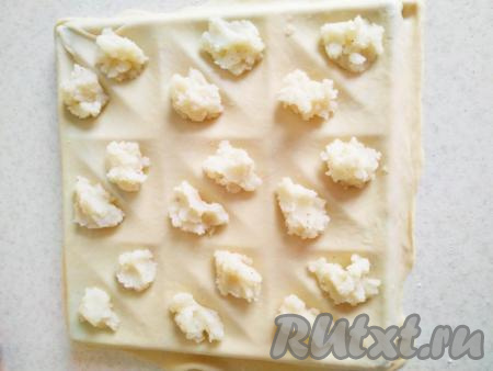 Выкладываем в каждую ячейку 1 чайную ложку с небольшой горкой картофельной начинки.