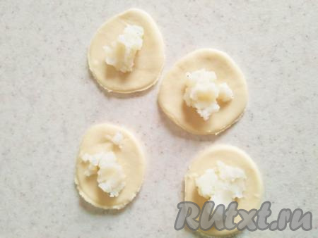 Выкладываем на каждый кружочек 1,5 чайные ложки начинки.