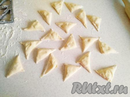 Немного трясём варенницу и получаем заготовки вареников. Теперь подготовленные вареники с картошкой можно выложить в один слой на доску, отправить в морозилку, а после замораживания сложить в пакет, отправить в морозилку и варить по мере необходимости. А можно сразу отварить.