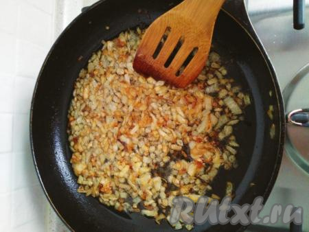 В то время как варятся вареники, очищаем и нарезаем мелко лук, выкладываем его на сковороду, разогретую с растительным маслом, и обжариваем, помешивая, до золотистого цвета на среднем огне. Жареный лук мы будем использовать при подаче наших вареников с картошкой.