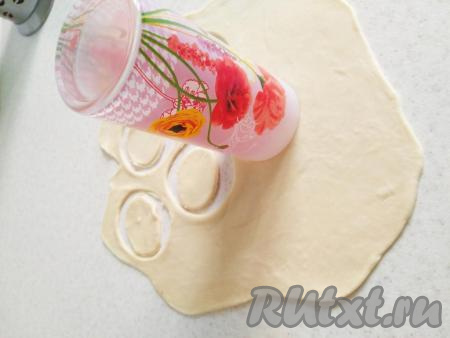 Стаканом вырезаем кружочки&nbsp;(от диаметра кружочков зависит размер вареников).