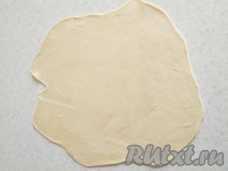 Тесто и начинка готовы, приступаем к лепке вареников. Тесто&nbsp;делим на несколько равных кусочков. Каждый кусочек теста на поверхности, припылённой мукой, тонко раскатываем (толщиной, примерно, 2 мм).