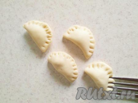 Чтобы придать красивый вид, можно придавить края вареников вилкой.