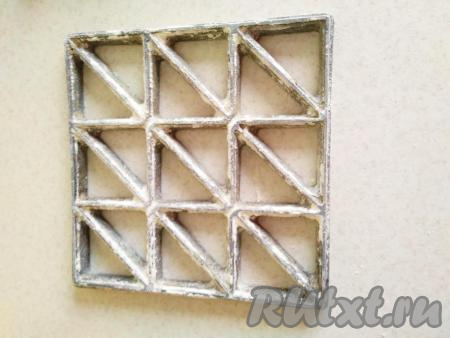 Я очень часто формую вареники&nbsp;при помощи настоящей палочки-выручалочки&nbsp;- советской&nbsp;варенницы. Варенницу хорошо присыпаем мукой, чтобы тесто не липло. 