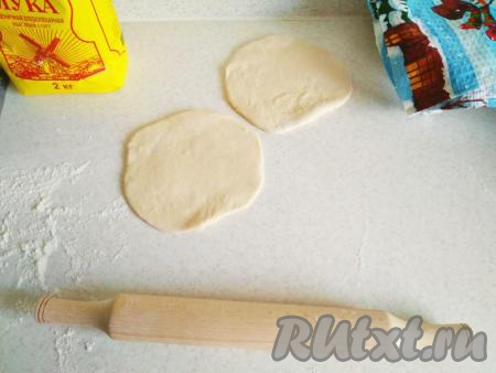 Тесто делим на 12 равных кусочков. Берём 2 кусочка, немного раскатываем их на столе, присыпанном мукой, и даём отдохнуть 1-2 минуты.