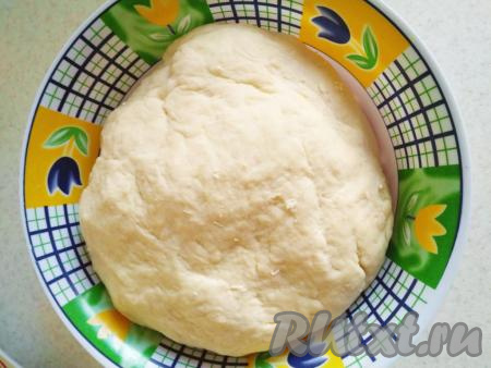 Затем всыпаем просеянную муку, замешиваем немного тугое тесто, оно не должно липнуть к рукам. Если липнет, добавляем муку.