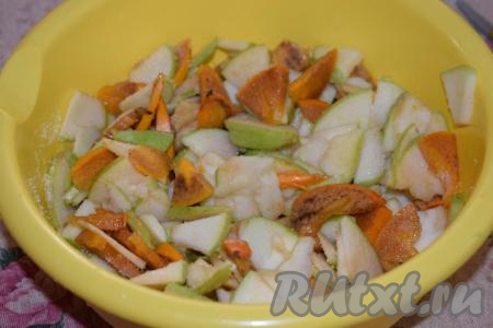 Из яблок удаляем сердцевинки, а у хурмы - косточки. Нарезаем подготовленные яблоки и хурму на тоненькие дольки, добавляем 3 чайные ложки сахара (или по вкусу) и перемешиваем. Наша фруктовая начинка для пирога готова.