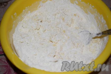 Всыпаем муку, ванилин и начинаем замешивать тесто, тщательно растирая руками масло с мукой и желтками.